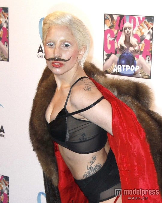 レディー・ガガ、ダリ風つけヒゲで男装の麗人に？