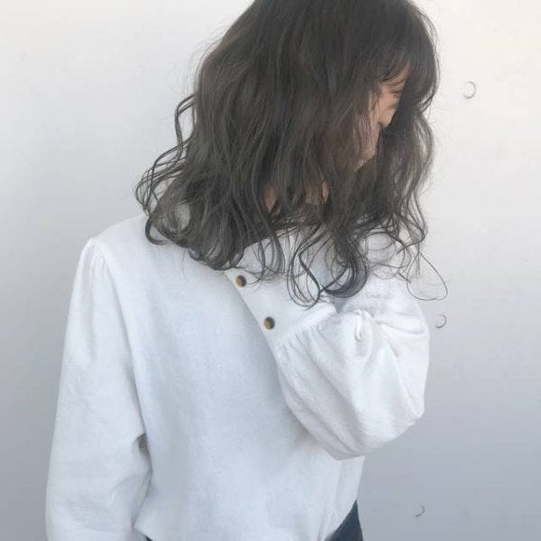 外国人風のパーマ強め ミディアムが今おしゃれ グッと垢抜ける大人ヘアカタログ モデルプレス 外国人風のパーマ強め ミディアムが今おしゃれ グッと垢抜ける大人ヘアカタログ モデルプレス