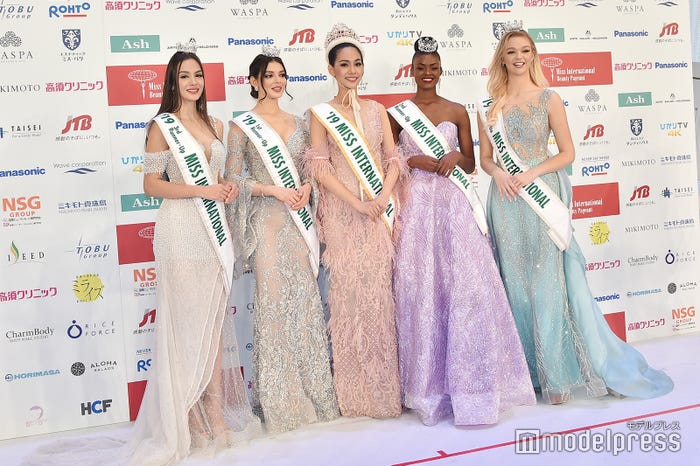 (中央)スィリートン・リアラワットさん(C)モデルプレス