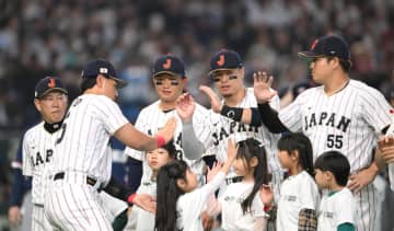 森下翔太が円陣で声出し役「きょうしか来れないお客さんもいる」お茶たてポーズも「全力で回して」一発でバッチリ！大谷翔平も含み笑い