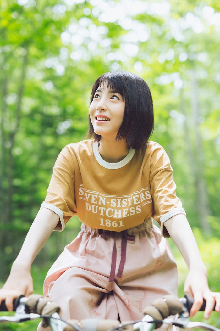 『浜辺美波 2020カレンダーブック』/(C)KADOKAWA 撮影/前康輔