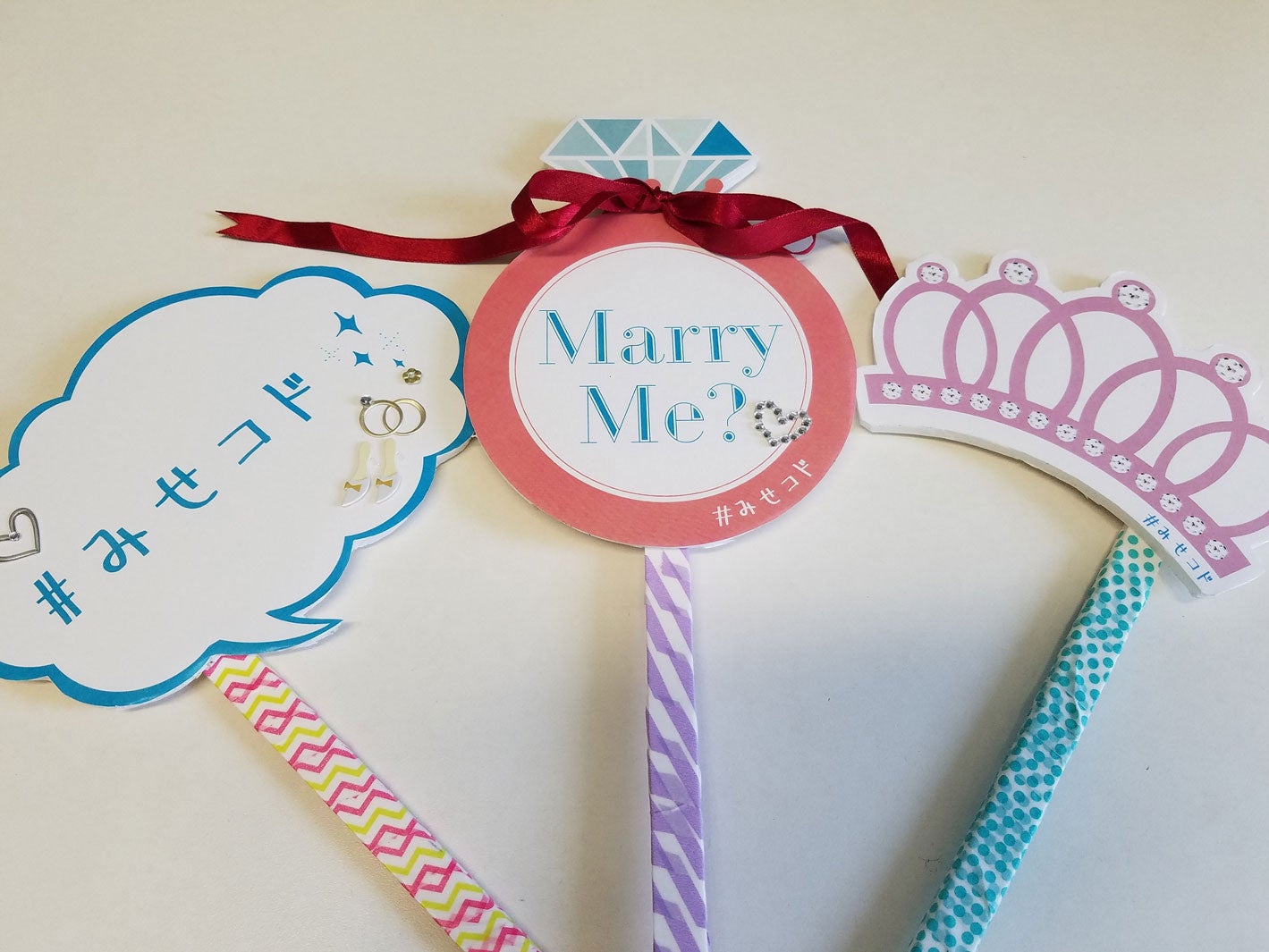 公式フォトプロップス（C）2017 「みせコド」製作委員会