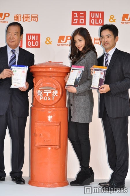 （左から）郵便局株式会社 取締役副社長 斎藤親徳、黒木メイサ、株式会社ユニクロ 取締役 大苫直樹