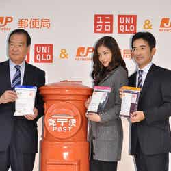 (左から)郵便局株式会社 取締役副社長 斎藤親徳、黒木メイサ、株式会社ユニクロ 取締役 大苫直樹