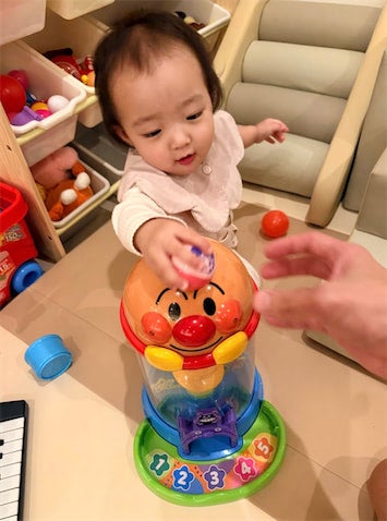 杉浦太陽、おもちゃで遊ぶ次女・夢空ちゃんとの穏やかなひととき「週末の平和な時間」