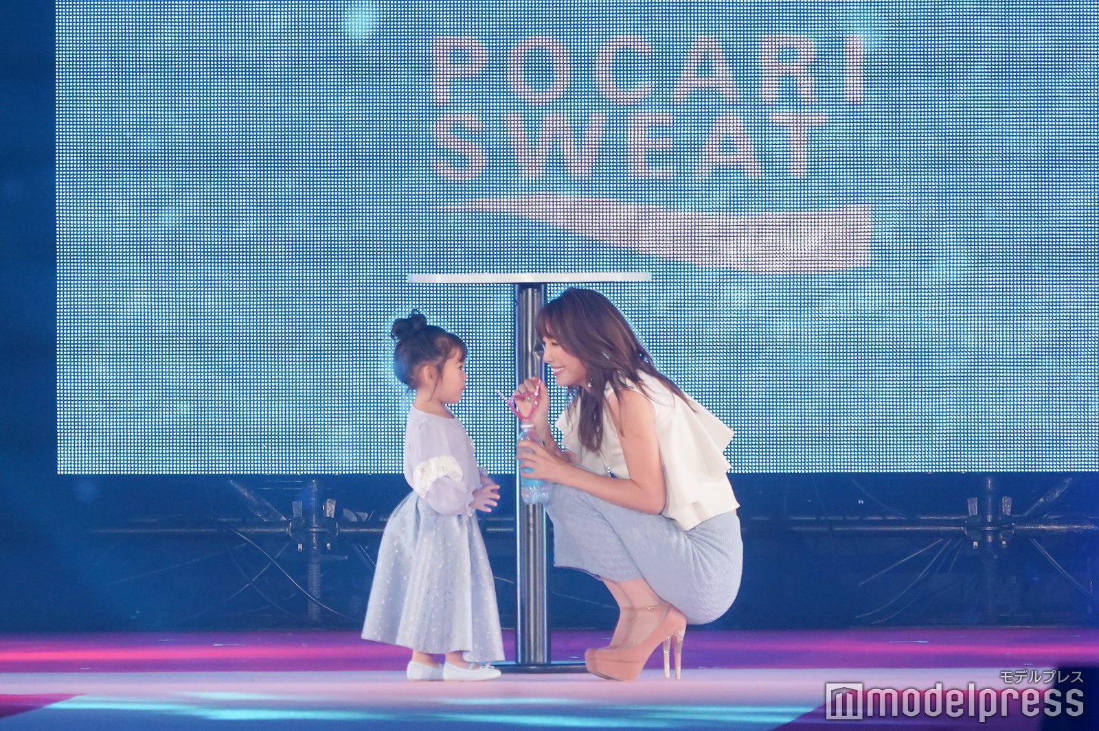 木下優樹菜、茉叶菜ちゃん親子（C）モデルプレス