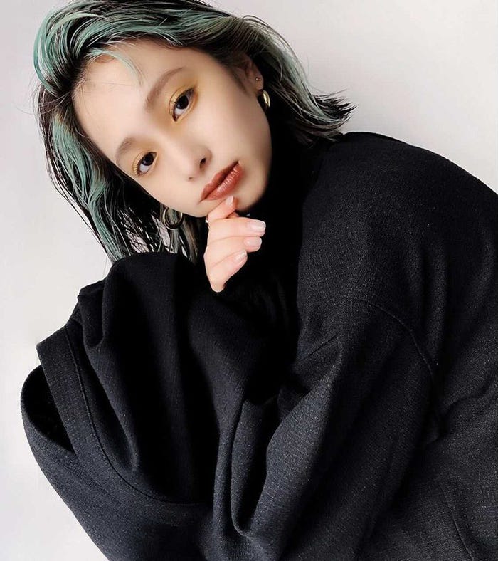 「フェイスフレーミングカラー」モデル:森田めぐ/提供画像:「QUEEN’S GARDEN by K-two 銀座」たにぐち翠彩氏(Instagram:@xxmido_txx)