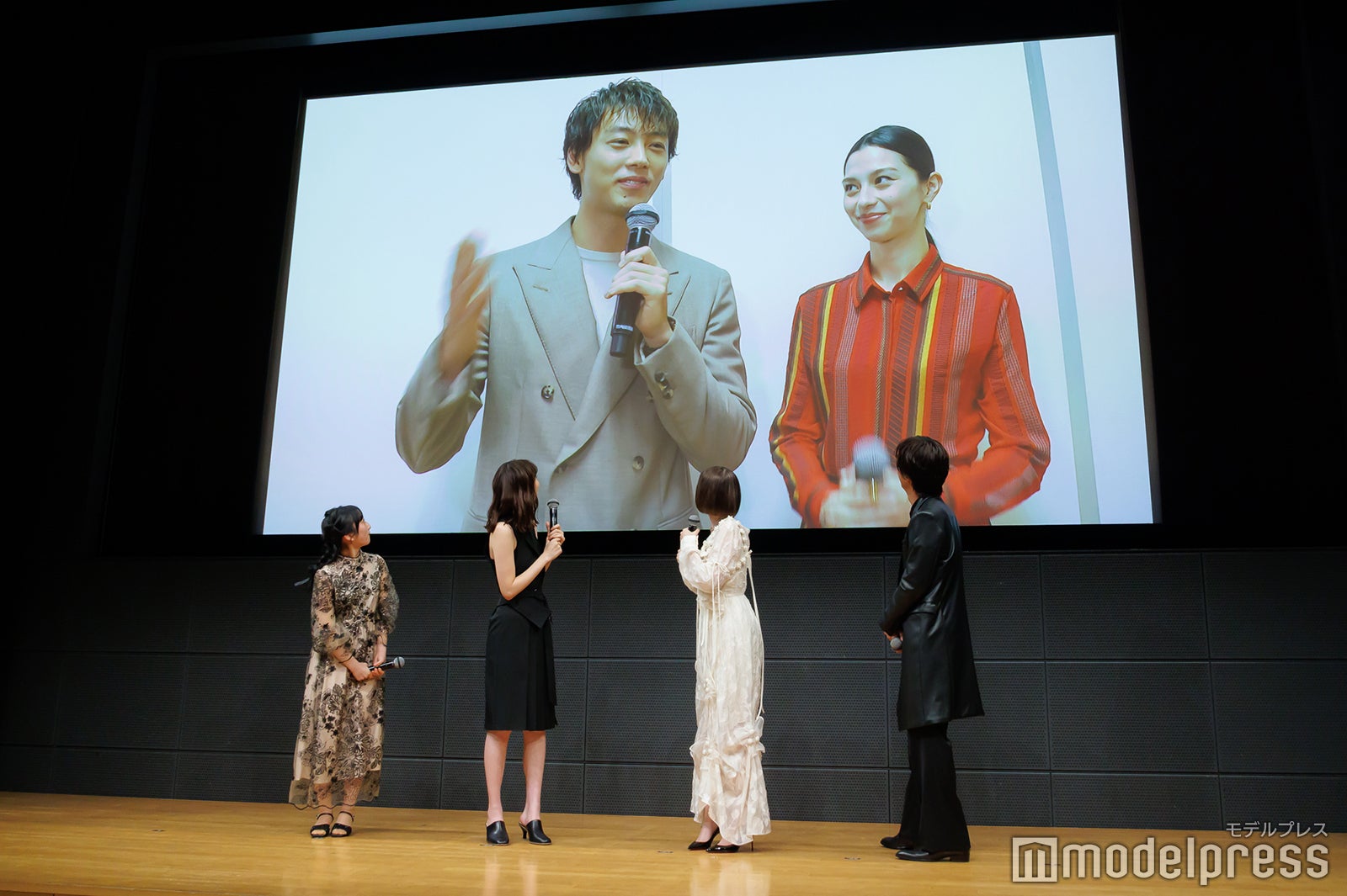 竹内涼真＆中条あやみのサプライズメッセージを見るキャスト陣（C）モデルプレス