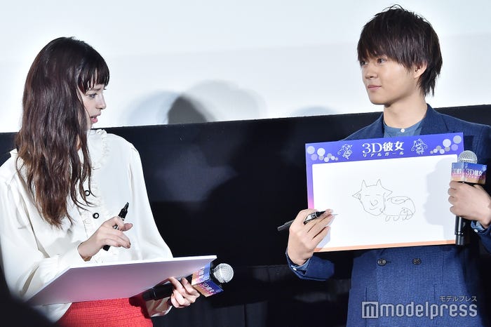 佐野勇斗が描いた「牛」を見て慌てる中条あやみ(C)モデルプレス