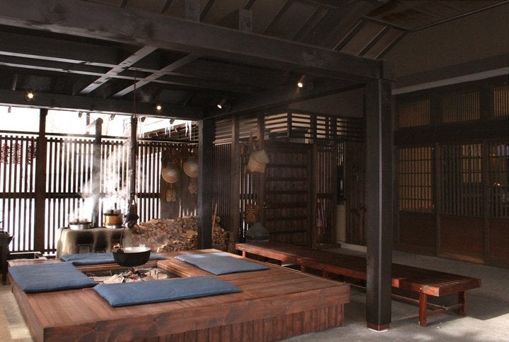 香ばしい匂いに誘われる「囲炉裏バル」／画像提供：星野リゾート