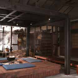 香ばしい匂いに誘われる「囲炉裏バル」/画像提供:星野リゾート