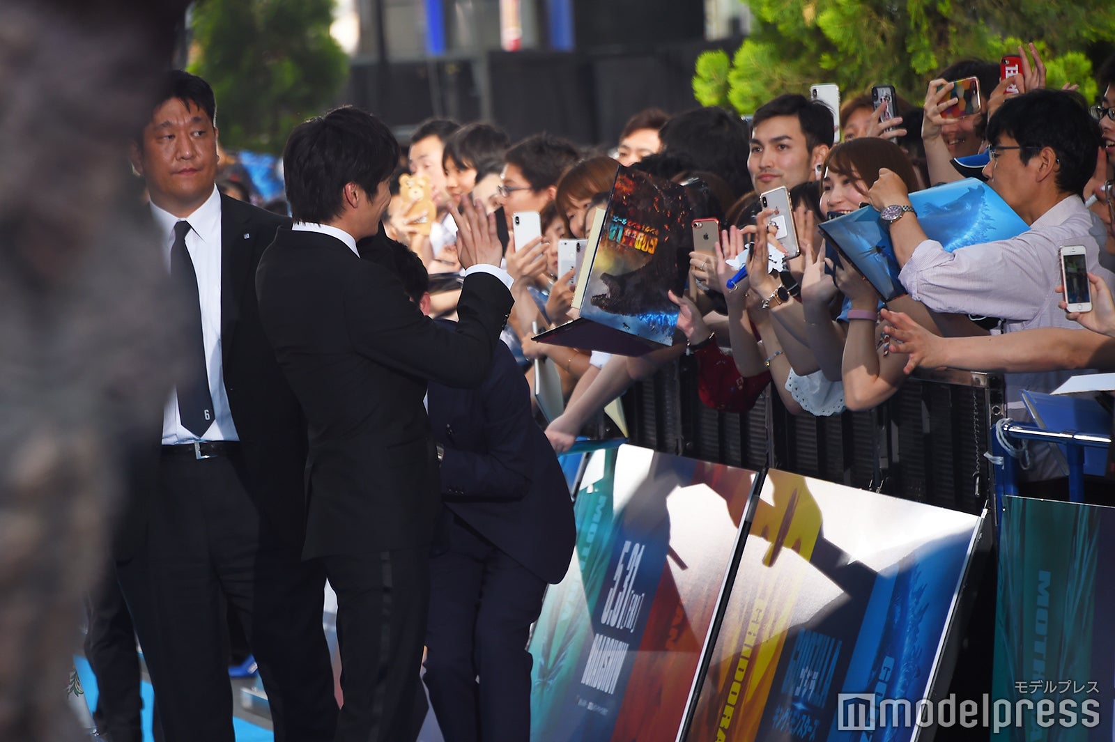 観客にお手振りする田中圭（C）モデルプレス