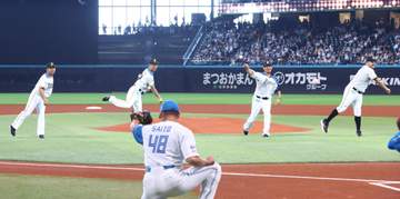 「ファイターズユニ着てるのほんま泣ける」中田翔氏が16年日本一時ユニきて登場 エスコン沸く 万波に向けて力強くファーストピッチ レアードはレイエスへ