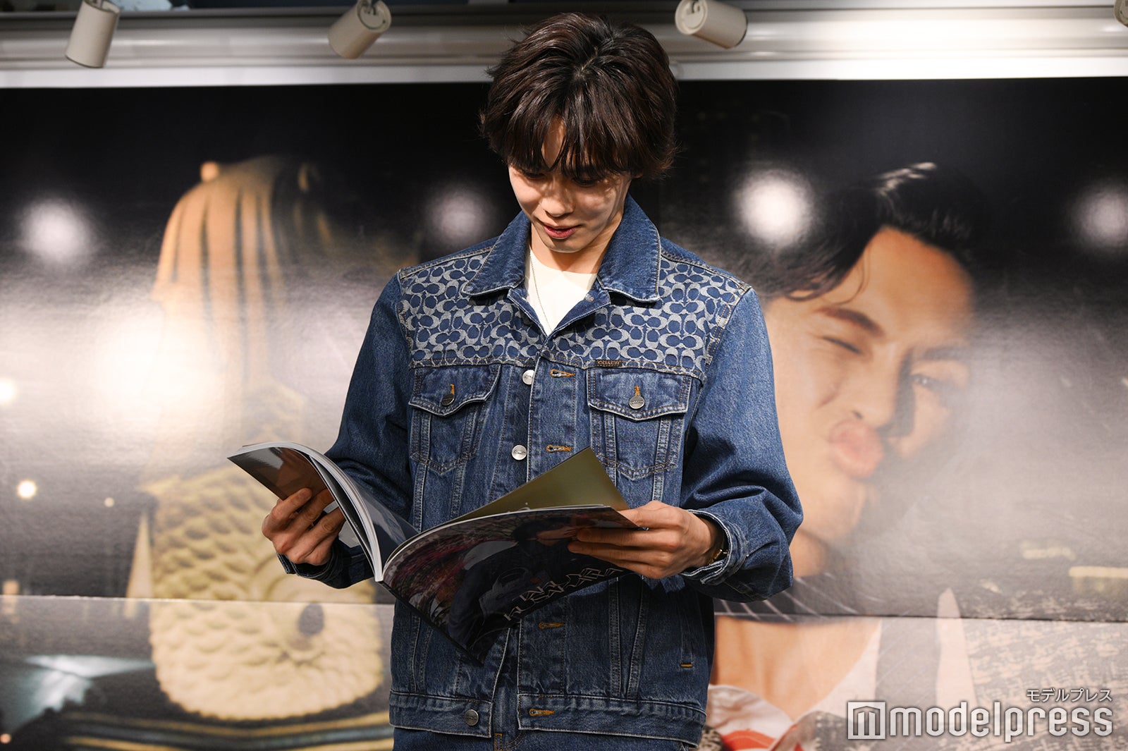 お気に入りカットを探す草川拓弥（C）モデルプレス