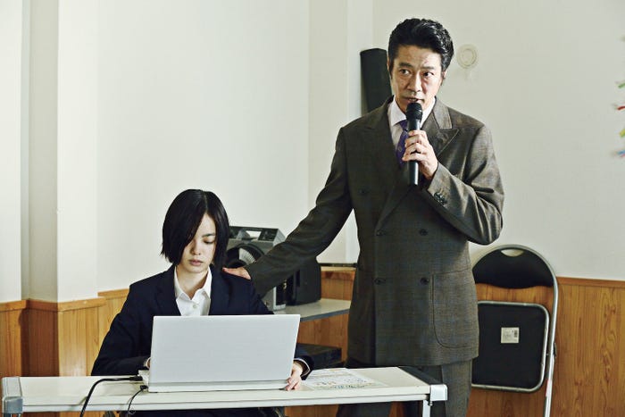ヒナコ(平手友梨奈)、宇津帆(堤真一)/(C)2021「ザ・ファブル 殺さない殺し屋」製作委員会