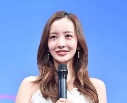 板野友美 純白のオフショルワンピ姿に会場「綺麗!」の声 透明感溢れる美白肌で「美容習慣“神7”」語る