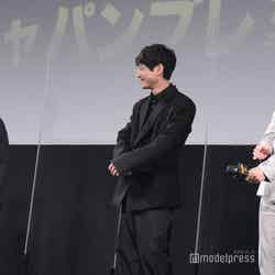 （左から）岡田准一、坂口健太郎、 MIYAVI（C）モデルプレス