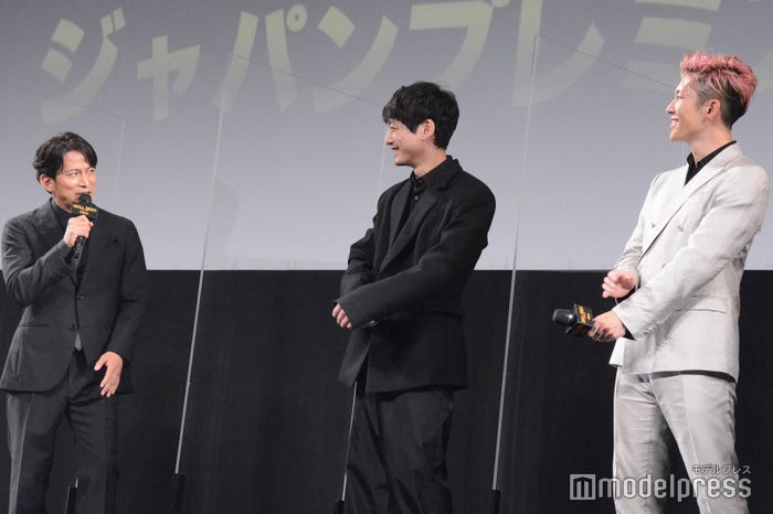 (左から)岡田准一、坂口健太郎、 MIYAVI(C)モデルプレス