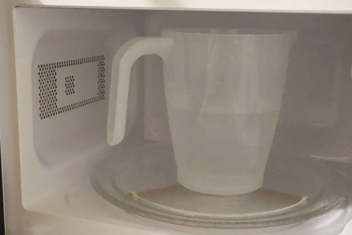 計量カップが電子レンジの中に入れられている 計量カップが電子レンジの中に入れられている