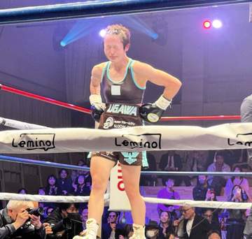 異色の女子ボクサー！バレーボール協会職員の鵜川菜央、世界初挑戦で大善戦も惜敗で涙…川合俊一会長や元日本代表監督も応援「一歩足りなかった」