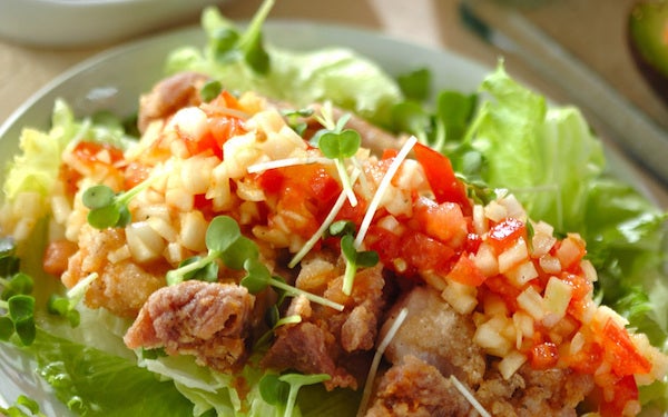 さっぱりとしたソースでいただく、ボリュームから揚げのサラダ風