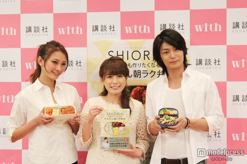SHIORI（中央）とゲストで駆けつけた里海（左）、八神蓮（右）