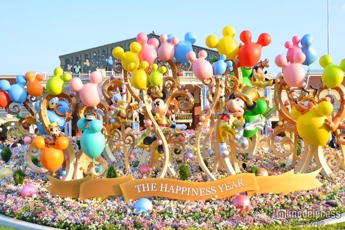 ディズニーランドのエントランスでは30周年モニュメントが飾られています。