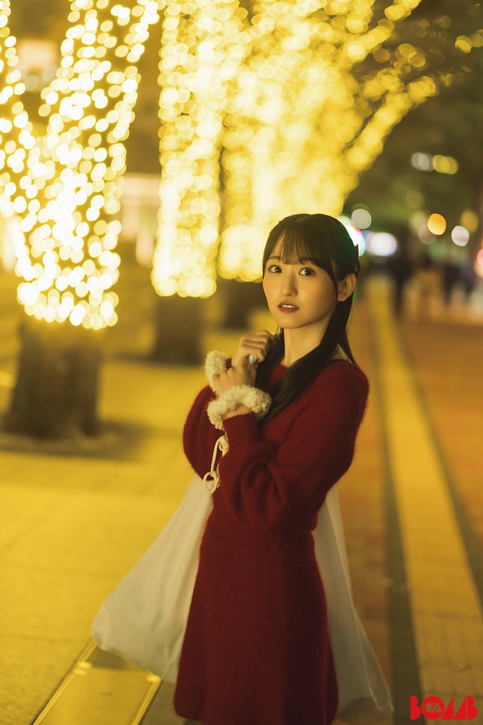 乃木坂46一ノ瀬美空、赤＆純白ワンピースでクリスマスグラビア ベッドでリラックスする姿も【独占カットあり】