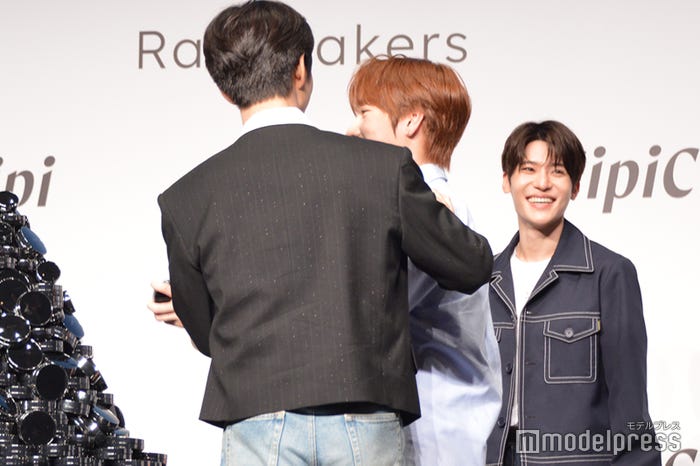 クッションファンデタワーを崩してしまったサクヤを慰めるジェヒ、笑顔のシオン(C)モデルプレス