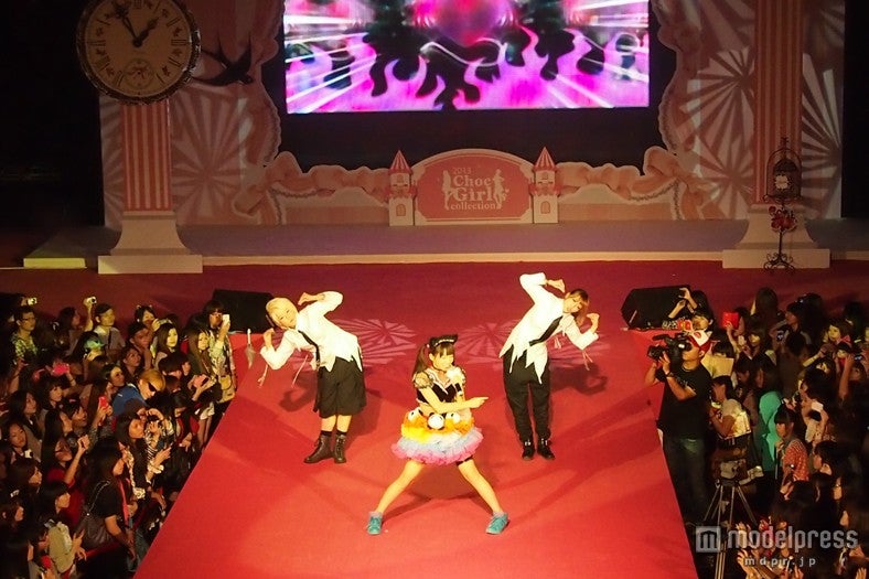 ライブを披露するぴかりん