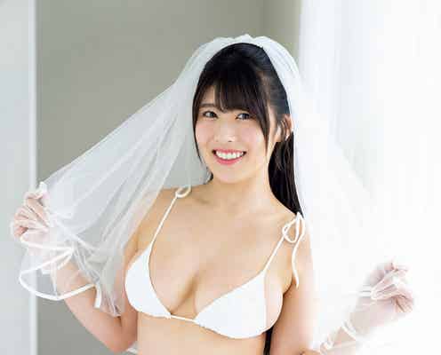 ちとせよしの、純白ビキニ姿披露 大胆手ブラも