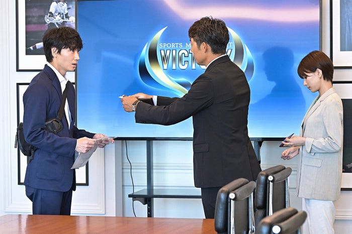 (左から)綾野剛、反町隆史、芳根京子/「オールドルーキー」第1話より(C)TBS