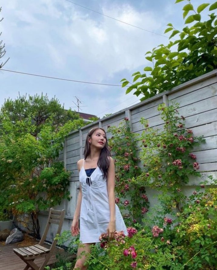 LE SSERAFIM宮脇咲良、ミニ丈で美脚披露「神々しい」「女神」海外ファンも続々絶賛