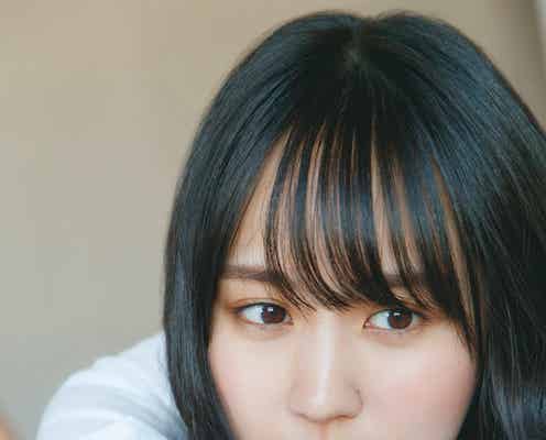 乃木坂46賀喜遥香、彼女感あふれる寝転び姿 1st写真集「まっさら」裏表紙4パターン&秋元康氏の帯コメント公開
