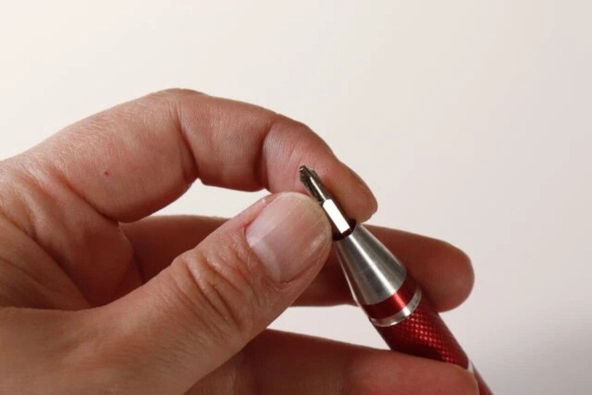 ダイソーのペン型精密ドライバー