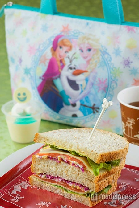 スペシャルセット、スーベニアランチケース付き ¥1,820(C)Disney