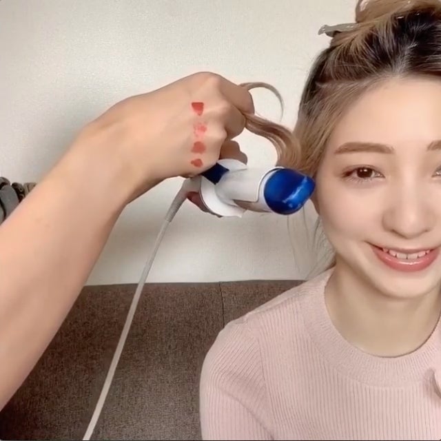 波巻きヘアアレンジをした女性