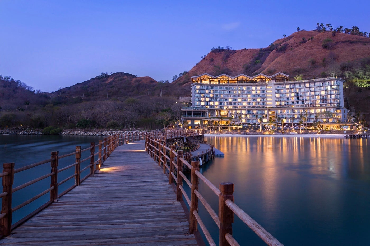 アヤナ コモド リゾート ワエチチュ ビーチの桟橋から（提供写真）