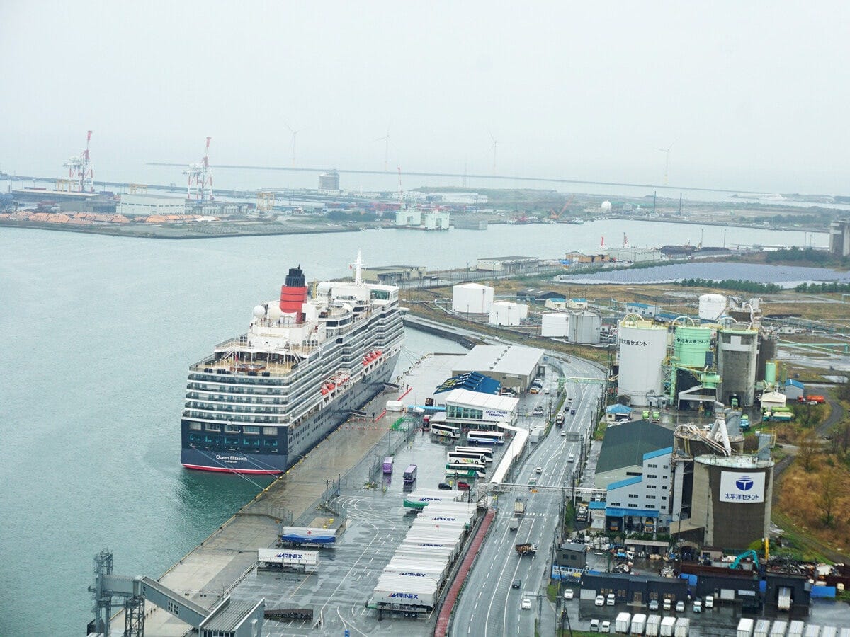 金沢の翌日は秋田へ。 秋田市ポートタワー「セリオン」から見たクイーン・エリザベス。周辺の建物やバスと比較するとその大きさがよく分かる