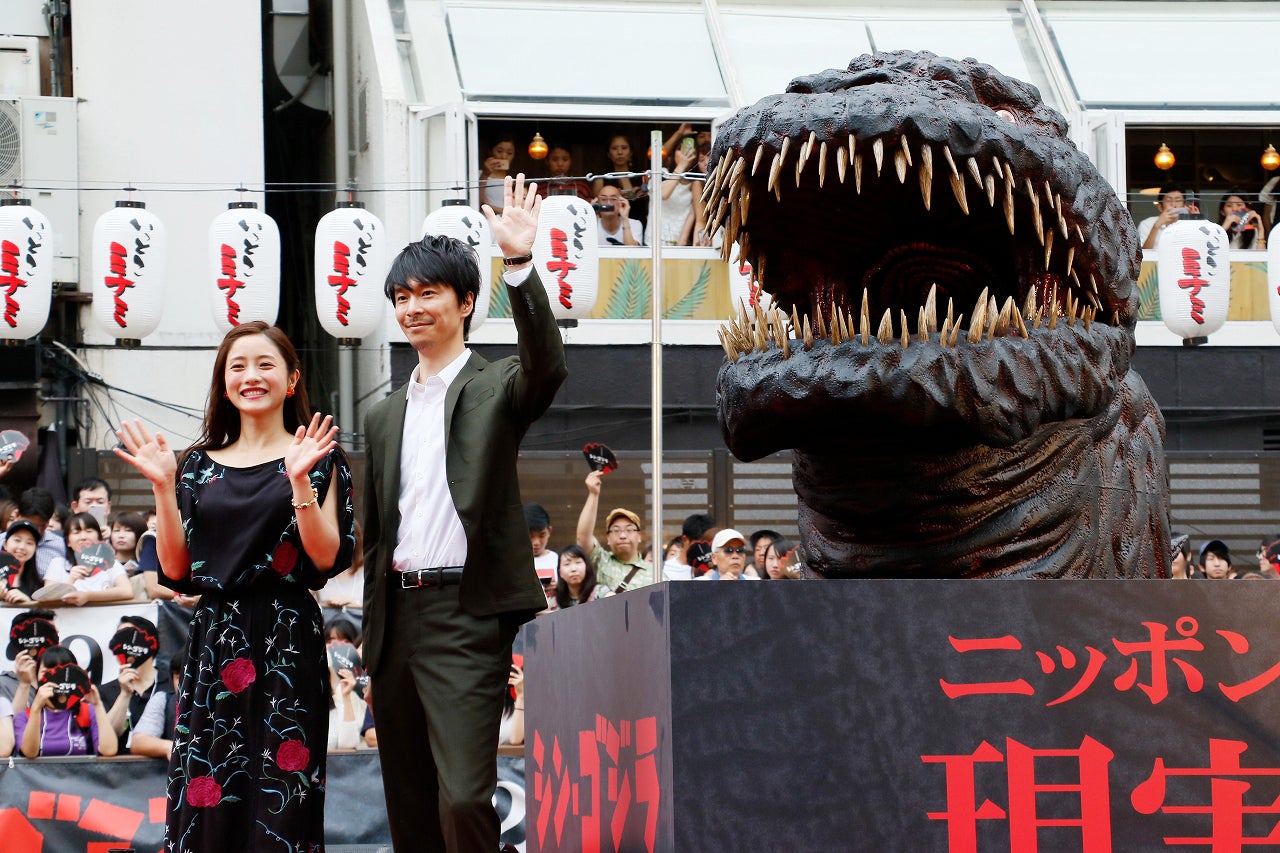 長谷川博己＆石原さとみ、大阪・道頓堀登場で8000人が集結「初めてひとり暮らしした思い出の街」に感激