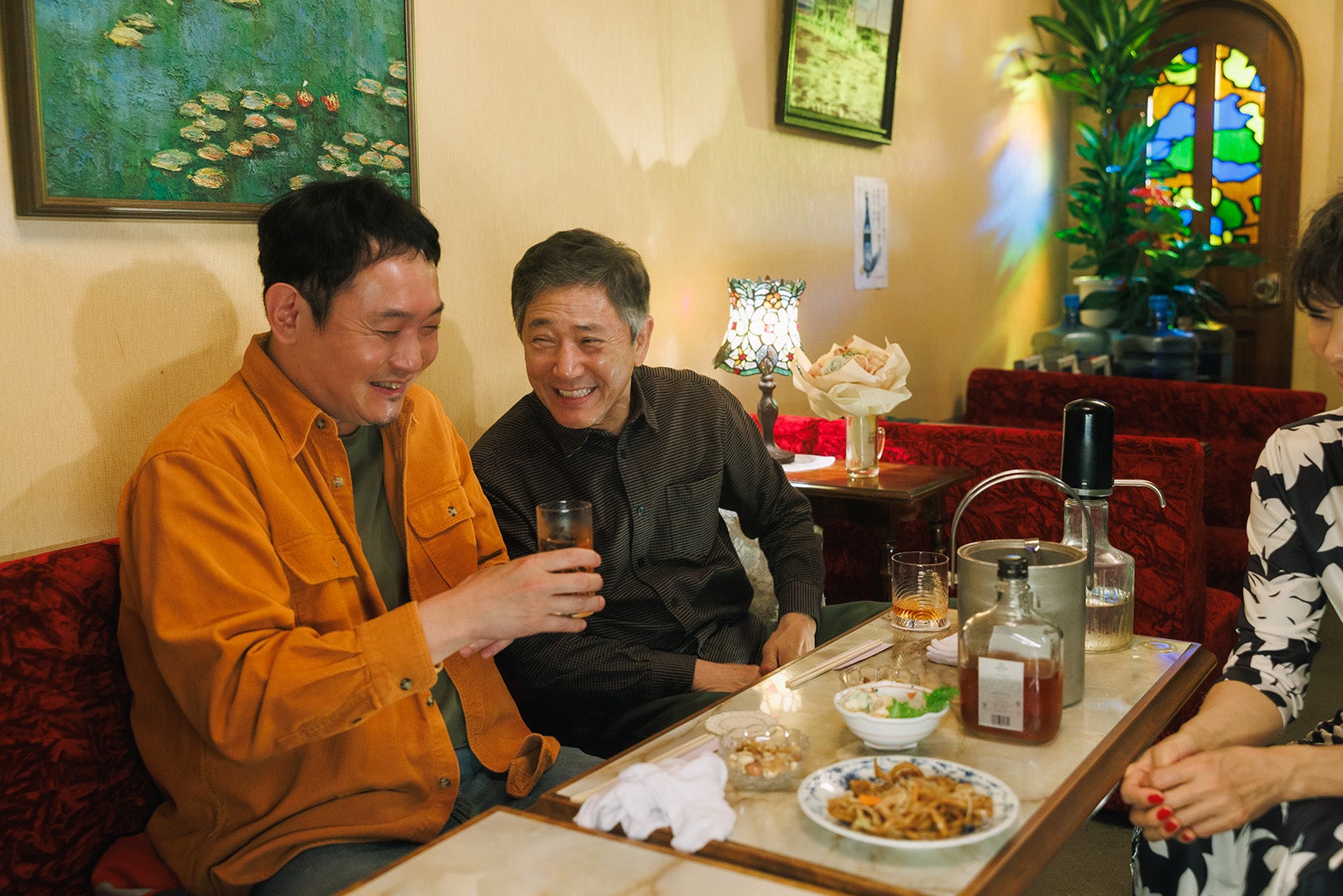 西堀亮、小林薫「コタツがない家」第6話より（C）日本テレビ