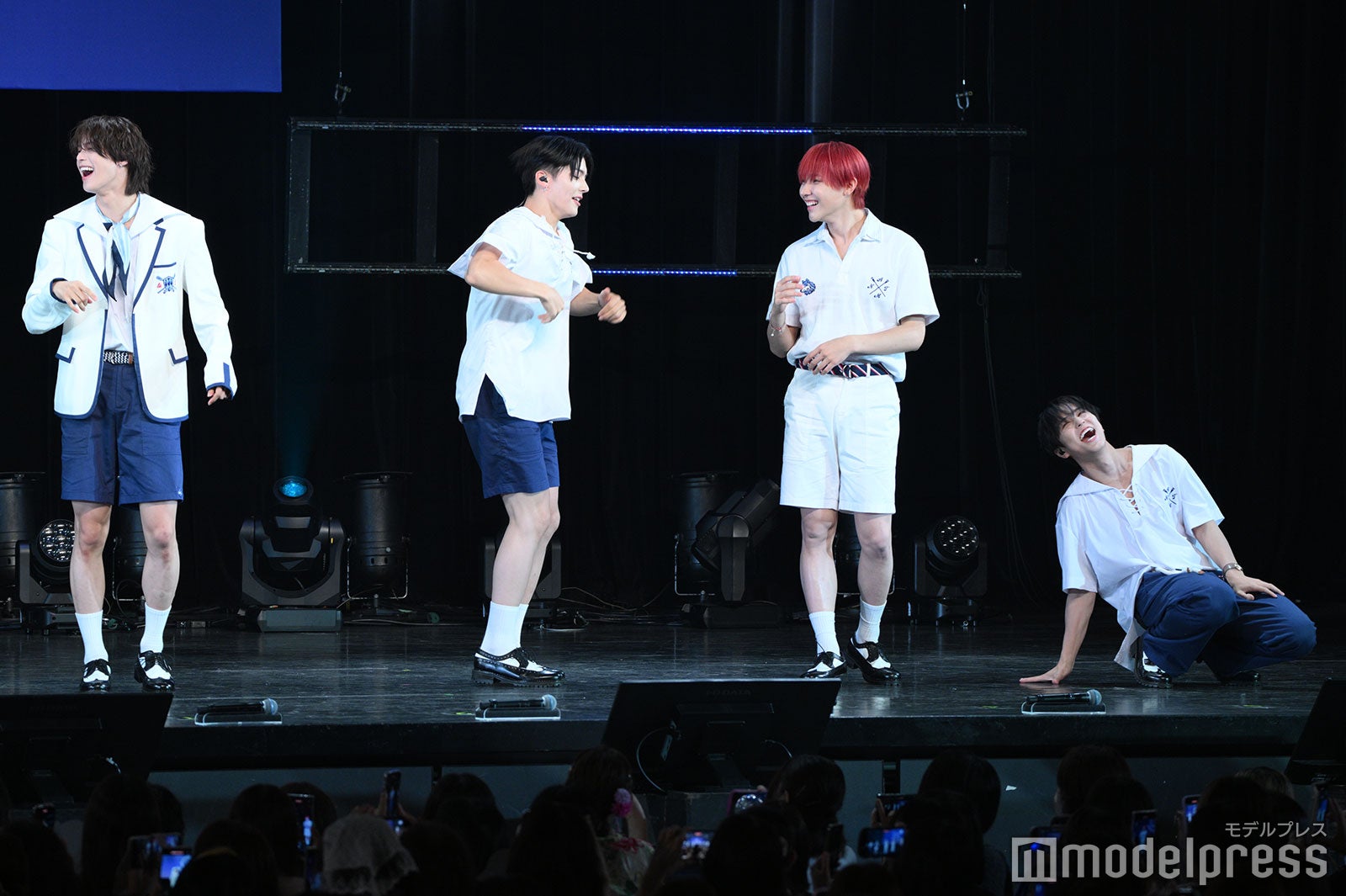 K（ケイ）、MAKI（マキ）、NICHOLAS（ニコラス）、高速ダンスができなくて倒れるTAKI（タキ）（C）モデルプレス