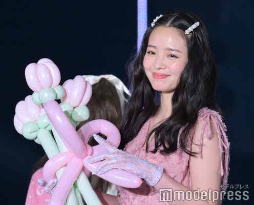 横田真悠、ピンクドレスでガーリーに ウインクにキュン【TGC 2024 S/S】