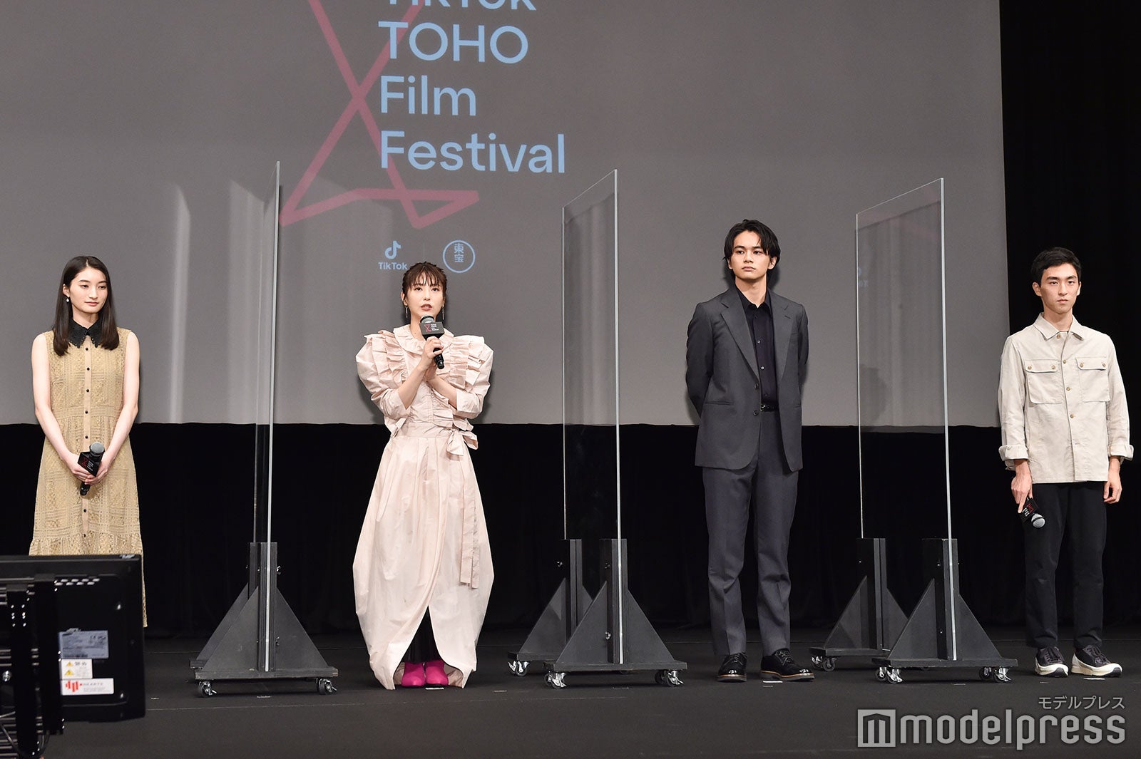 井上音生、浜辺美波、北村匠海、吉川啓太氏 （C）モデルプレス