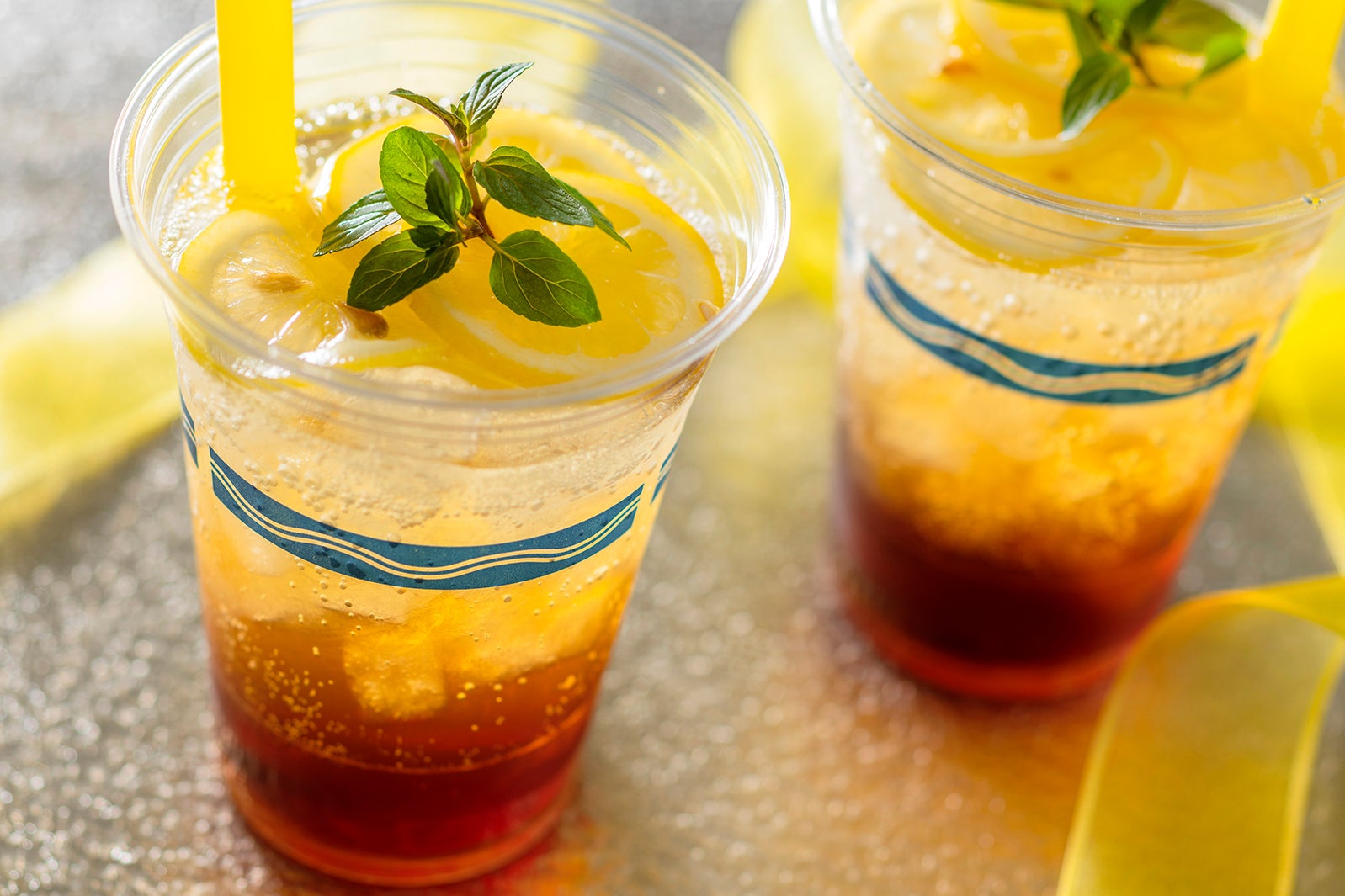 アルコールドリンク、スパークリングカクテル（ラム＆レモンティー）1杯780円（C）Disney