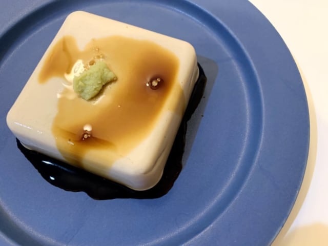 わさび醤油をのせたゴマ豆腐