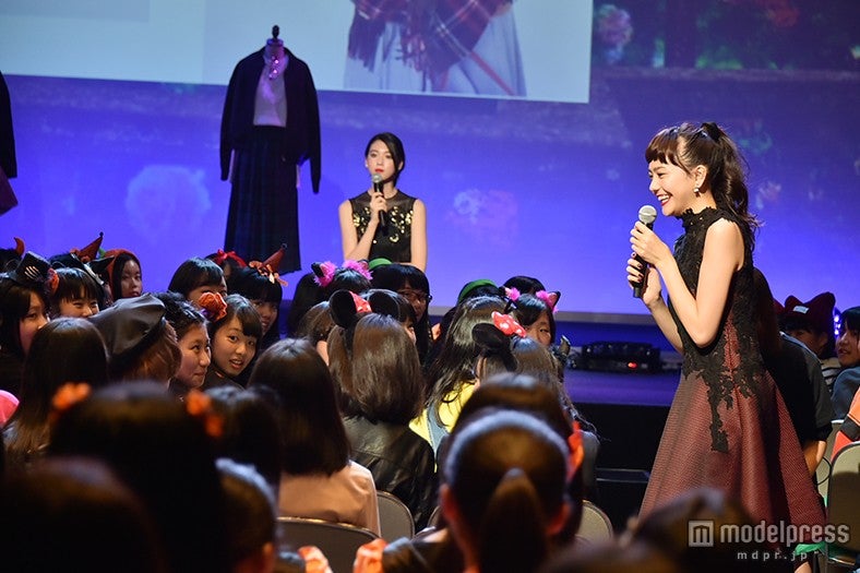 客席に降りてファンと交流