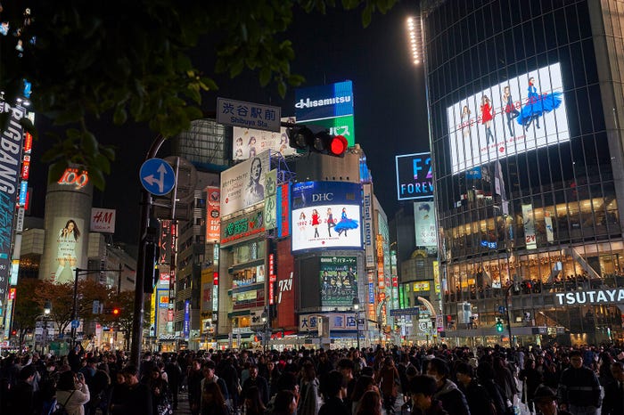 新CM「安室奈美恵×docomo25年の軌跡」篇を放映した渋谷の様子 (提供写真)