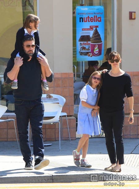 離婚報道後にキャッチされたジェニファーとベン、ふたりの娘たち。x17online.com／Zeta Image