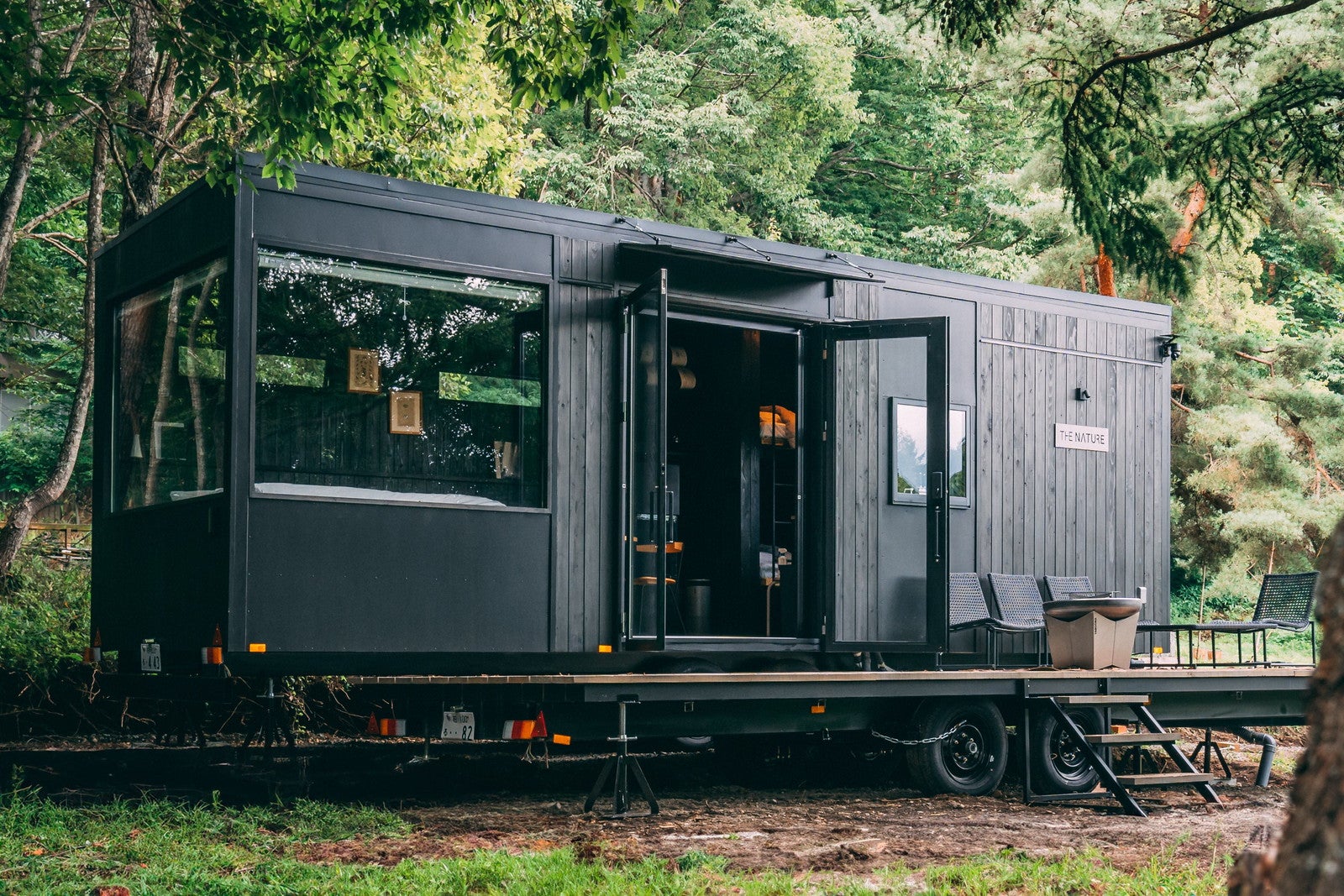 自然に溶けこむ黒キャビンに宿泊、山梨「THE NATURE八ヶ岳」誕生